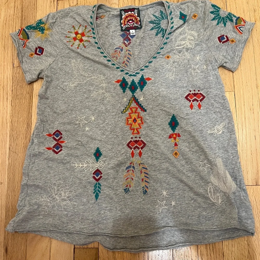 Johnny Was gray cotton tee with beautiful embroidery - Picture 4 of 5